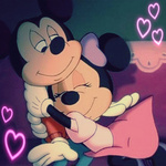 Аватар Микки Маус / Mickey Mouse и его подружка Минни Маус / Minnie Mouse обнимаются, сидя на диване