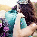 99px.ru аватар Пара влюбленных обнимается друг с другом и девушка держит букет роз