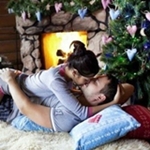 99px.ru аватар Девушка и парень обнимаются целуются на полу у горящего камина