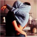 99px.ru аватар Парень залез под свитер и целует девушку на кухне