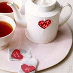 99px.ru аватар Чайник рядом с чашками наполненными чаем, с пакетиками чая лежащих рядом