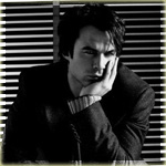 Аватар Иен Сомерхолдер / Ian Somerhalder держит руку на лице и смотрит