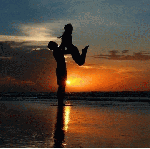 99px.ru аватар Парень держит девушку на руках на фоне заката