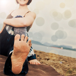 99px.ru аватар Девушка занимается йогой сидя на песке на берегу залива
