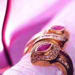 99px.ru аватар Сверкающее кольцо в оригинальном исполнении на пальце