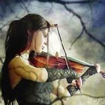 Аватар Девушка играет на скрипке на фоне пасмурного неба