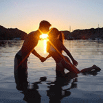 99px.ru аватар Целующиеся в воде парень и девушка на закате солнца