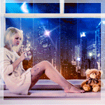 99px.ru аватар Девушка сидит на подоконнике на фоне вечернего города и пьет чай, рядом игрушечный медвежонок