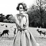Аватар Актриса Keira Knightley / Кира Найтли ест яблоко на фоне стада оленей на природе