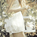 99px.ru аватар Девушка в белом платье держит в руках клетку с цветком в саду