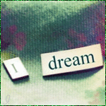 99px.ru аватар Кусочки текста с надписью я мечтаю / i dream на фоне зеленой ткани с цветами