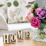 Аватар Кубики с текстом дом / home, стоящие на столе с вазой роз возле дивана с подушками