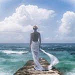 99px.ru аватар Девушка стоит на причале и смотрит в море