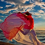 99px.ru аватар Девушка в белой и красной ткани на ветру