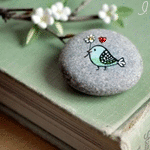 Аватар Старая книга, украшенная цветущей веткой и камнем, расписанным птицей, сердечком и цветком