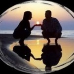 99px.ru аватар Парень и девушка на фоне заката, они держат солнце на руках