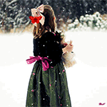 99px.ru аватар Девочка стоит спиной под падающим снегом и держит в руках куклу, на розовом банте сидит красная бабочка