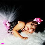 99px.ru аватар Девочка лежит на белом ковре с розовой розой в волосах (Baby / Малышка)