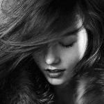 Аватар Американская супермодель Карли Клосс / Karlie Kloss наклонила голову вниз, закрыв глаза