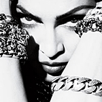Аватар Мадонна / Madonna держит руки, на которые надеты браслеты, у лица