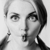 99px.ru аватар Девушка сложила губы бантиком и моргает глазами
