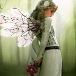 99px.ru аватар Девушка-фея в белом платье с белой розой в волосах, держит в руках за спиной букет цветов