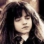 99px.ru аватар Гермиона Грейнджер / Germiona Greindzher в исполнении актрисы Эммы Уотсон / Emma Watson из фильма Гарри Поттер и философский камень / Harry Potter and the Philosophers Stone испуганно открывает глаза