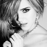 99px.ru аватар Эмма Уотсон / Emma Watson держит в руках цепочку с кулоном