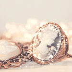 99px.ru аватар Крупный перстень с камнем, рядом лежит кулон