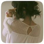 99px.ru аватар Темноволосая девушка держит кошку на руках