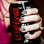 99px.ru аватар Банка напитка Кока-Кола / Coca-Cola в женской руке с маникюром