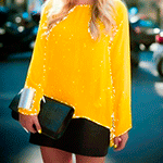 99px.ru аватар Девушка в желтой кофте и черной юбке с клатчем в руке