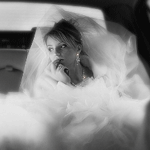Аватар Девушка в свадебном платье задумалась в автомобиле