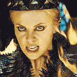 99px.ru аватар Charlize Theron / Шарлиз Терон вся охваченная огнем отдает приказ об уничтожении в фильме Snow White and the Huntsman / Белоснежка и охотник
