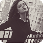 Аватар Американская фотомодель Эмили Ди Донато / Emily DiDonato облокотилась на перила балкона на фоне домов