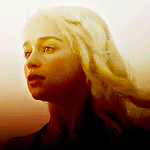 Аватар Актриса Emilia Clarke / Эмилия Кларк с развевающимися на ветру волосами в сериале Game of Thrones / Игра престолов