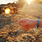 99px.ru аватар Горящий бенгальский огонь в руке у девушки на фоне песчаного берега и озера
