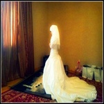 99px.ru аватар Девушка в белом платье совершает намаз