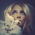Аватар Девушка с голубыми глазами держит рядом белый цветок