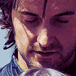Аватар Актер Richard Armitage / Ричард Армитэдж снимает зубами перчатку, кадр из сериала Robin Hood / Робин Гуд