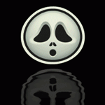 99px.ru аватар Медальон с маской из фильма Крик / Scream вращается на черном фоне