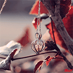 99px.ru аватар Сверкающий кулон на цепочке подвешен на дереве
