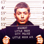 Аватар Дин Винчестер / Dean Winchester в исполнении актера Дженсена Эклза / Jensen Ackles в полицейском участке, сериал Сверхъестественное / Supernatural