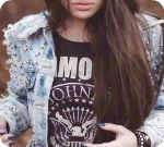 99px.ru аватар Брюнетка в майке Ramones + джинсовая куртка с шипами