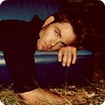 Аватар Chris Pine / Крис Пайн лежит на синем диване на траве