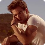 Аватар Chris Pine / Крис Пайн придерживает рукой голову на фоне неба
