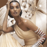 99px.ru аватар Эфиопская фотомодель Liya Kebede / Лия Кебеде в кремовом платье придерживает голову рукой
