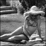 99px.ru аватар Лолита / Lolita / Сью Лайон / Sue Lyon читает книгу, сидя на траве на заднем дворе, фильм 1962 года