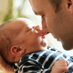 99px.ru аватар Малыш, лежащий на руке отца, целует его в нос