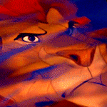 99px.ru аватар Simba / Симба, смотрит на свое отражение в воде, но видит там своего отца - Mufasa / Муфасу, момент из мультика The Lion King / Король лев